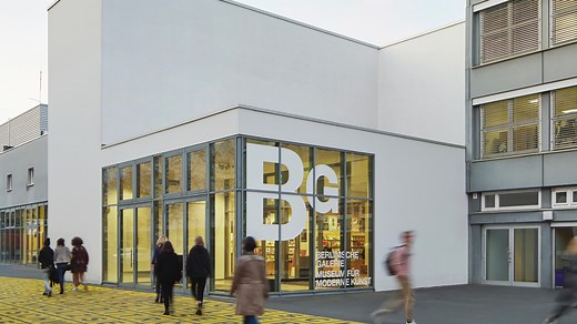 Die Berlinische Galerie, Museum für Moderne Kunst, Fotografie und Architektur, sammelt und präsentiert in Berlin entstandene Kunst von 1870 bis heute. Die ständige Sammlung und abwechslungsreiche Sonderausstellungen von der Klassischen Moderne bis zur zeitgenössischen Kunst werden ergänzt von Veranstaltungsreihen mit Filmen, Führungen, Performances, Künstler*innengesprächen und einem Bildungsprogramm. Mehr erfahren: https://berlinischegalerie.de/ | Berlinische Galerie