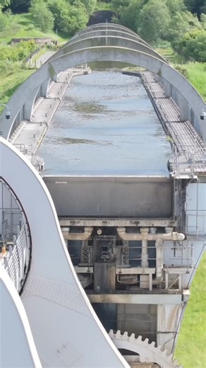 How fast does the famous Falkirk Wheel actually go? I’ve been asked a lot about the real time it takes for the Wheel to rotate from people who have watched my timelapse videos. This video shows the real speed and it takes roughly 4 minutes to do the rotation. Interestingly the direction of revolution changes each time. 😀 #falkirk #visitfalkirk #canalmagic #scotland #visitscotland #drone | Scotdrone