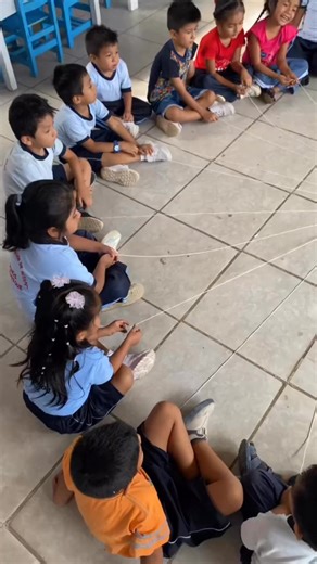 Sun threading activity for preschoolers! A beautiful hands-on activity where kids practice threading pasta onto strings connected to a smiling sun! This collaborative setup promotes fine motor skills, patience, and teamwork, all in one playful circle. Perfect for early learners. Activity credit: @eldiariodemissanita! #PreschoolActivity #ThreadingSkills #FineMotorFun #PastaCraft #ClassroomInspiration #EarlyChildhoodEducation #CircleTimeIdeas #CreativeClassrooms #MontessoriInspired #TeacherIdeas #