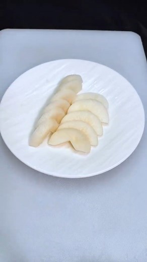 Can you peel a pear with three cuts#FruitCuttingTips#LikeIncentiveProgram#Fruit Cutting designSkills