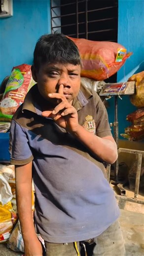 @creator.0275__ on Instagram: "Ham tere sath nhi rahenge 😢😔能量捕获：人踩踏瓷砖时，体重和动作产生压力。 应力转化：压电材料（如石英晶体）在压力作用下发生形变，产生机械应力。 电能生成：压电材料将机械应力转化为电荷，产生微弱电流。 能量累积：无数步的累积效应，将微小电荷汇聚成可用电量。 应用：收集到的电力可用于照明、传感器供电，甚至存储起来。 应用地点与意义： 涩谷车站等高流量区域：每天数百万步贡献巨大能量，为可持续城市基础设施提供支持。 减少能源依赖：将日常动作转化为可再生能源，降低对传统能源的依赖。 未来潜力：将城市变为“能源自给”的实体，支持智能城市发展。 这个创新技术展示了如何将普通人的行为转化为有用的绿色能源，是可持续发展理念的具象化体现。😂#instagramreels #instatravel #insta #instalove #instadaily i viralreels viralvideo viral viralvideo日本利用压电瓷砖将脚步转化为电能。这些瓷砖捕捉来自你脚步的动能。当你行走时,你