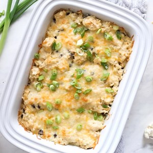 IT’S CASSEROLE TIME! (Isn’t it always?) My new 6-ingredient chicken casserole is packed with protein, creamy salsa verde goodness, AND veggies, thanks to Green Giant® Riced Veggies. They’re a staple in my freezer, and they’re so easy to use in comfort-food recipes like this. 287 calories. 7💚5💙5💜 Watch now, then get the recipe -> https://www.hungry-girl.com/ask-hg-q-and-a/green-giant-march-21#casserole | Hungry Girl