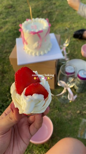 Delicious Summer Cupcake Recipe with Strawberry Buttercream