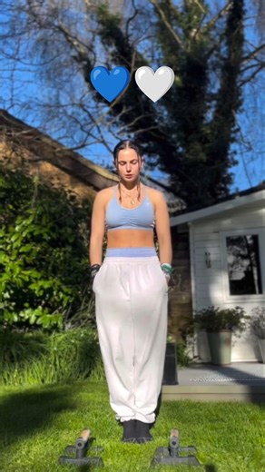 Handstand power+Strong Body 💪.. #handstandflow #calisthenicsgirl #handstandpractice #healtylifestyle