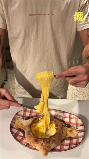 Metrópoli on Instagram: "Así se hace el khachapuri, uno de los platos más conocidos de Georgia Viajamos hasta el país caucásico sin salir de Madrid para ver cómo se hace el khachapuri, el tradicional pan con queso y mantequilla. Lo hacemos en K'era, un restaurante que despliega varias recetas del país bañado por el Mar Negro. 📹 @luisblasco 📍 K'era (San Lucas, 11, Madrid) #georgia #comerenmadrid #khachapuri"