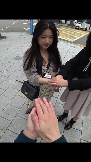 스펀지 순간이동 #스펀지마술 #마술 #홍대 #거리마술 #쇼킴매직 #추천 #라이징히어로 #magic #streetmagic #magicreaction