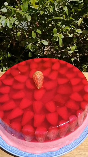 Receta de torta helada con gelatina y fresas