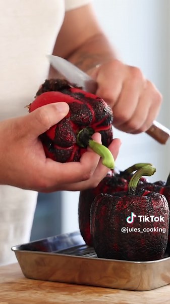 Let’s make a smoked bell pepper emulsion 🌶️ Find all my written recipes on my website www.julescooking.com 👌🏼 Have a great day guys! #julescooking #recipe #bellpepper #cream #mayo #emulsion #finedining