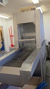 Idag står det saltning av renbog på schemat. Bogen saltas i vår saltinjektor och kommer sedan att få ligga i en mognadslake över helgen. För att sedan hängas upp på vagnar och varmrökas. 😋🔥 #röktrenbog #bruksvallarnasrökeri #svensktrenkött | Bruksvallarnas Rökeri