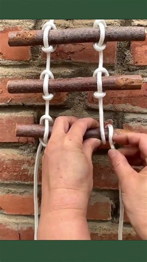 Rope tying technique to create a strong and stable ladder #knotskills #lifehacks #rope #DIYprojects