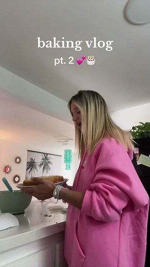 Decorating Cakes with Paint - Baking Vlog