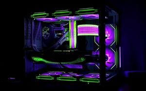 索泰4090 AMP 积木三代 微星Z690刀锋钛 音乐律动