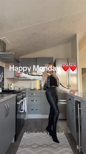 Happy Monday Vibes with Julie Hammond