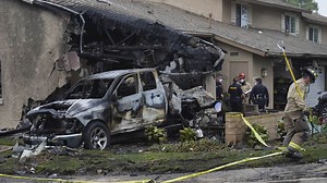 Haváriu lietadla v Kalifornii neprežilo viacero ľudí. V hmle narazilo do budov, horeli domy aj autá | ta3