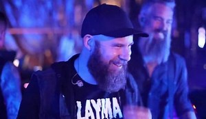 In Flames sort un clip vidéo pour Stay With Me, et encourage ses fans à faire des dons pour "maintenir l'industrie de la musique en vie"