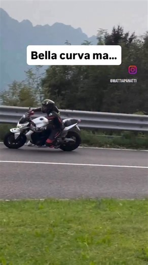 Diego on Instagram: "Quella che può sembrare una curva eseguita correttamente in realtà nasconde errori anche molto gravi! Vuoi perfezionare la tua guida in moto ? Vuoi divertirti in moto con la consapevolezza di avere le giuste tecniche ? Ti aspettiamo ai nostri corsi SPORT ACADEMY e la pista non avrà più segreti !! #bike #moto #consigli #tips #kneedown"