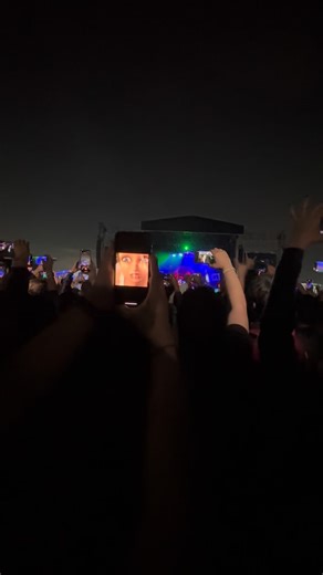 Cajita Musical 🎶 on Instagram: "En Colombia lo entendieron todo con respecto al show de Guns N’ Roses #LaCajita 🔥"