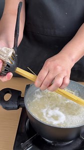 How to measure pasta portions using a spoon hole | Easy Recipes