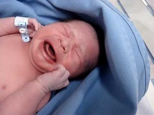 Bebê chorando ao nascer