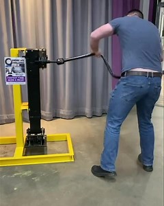 Innes was at the Grampian truck show at Thainstone today. He caught up with The Leanne Fund at their stall and gave some welly into the Landing Leg Challenge. Here's his attempt, he got plenty practice over the years and this pace is pretty accurate to what you'd see him do at work!! 😂 | Peat & Diesel