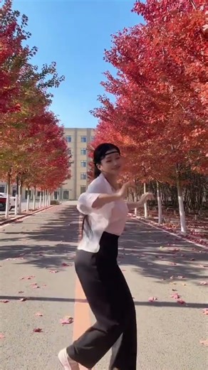 Fengbao Finger Dance to Jin Jiu Zhe's Who's The Great Beauty DJ Version Finger Tutting Performance