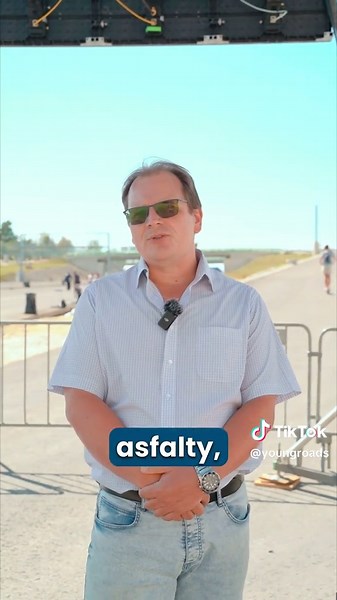 👷‍♂️ Pojďme se dnes podívat na jednu z unikátních vlastností stavby D3 u Českých Budějovic, kterou vám představí technický ředitel M-Silnic, Jan Kroupa, osobně! 🚧 Silnice jako dálnice jsou často zatížené hlukem, a proto se běžně staví protihlukové stěny. My ale jdeme ještě dál! Na této stavbě používáme speciální protihlukové asfaltové směsi 🛞, které pohlcují zvuky od automobilů a kol, čímž výrazně snižují hluk v okolí. 🔊 #stavba #silnice