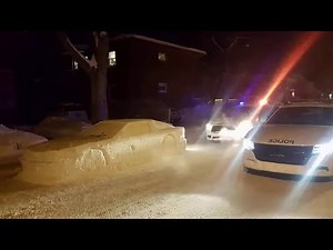 Er Baut ein Auto aus Schnee - Dann kommt die Polizei und Gibt ihm einen Strafzettel