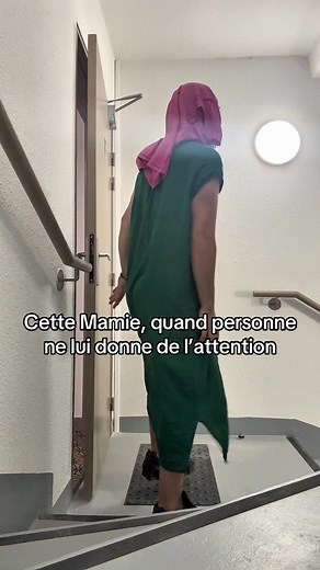 Mamie quand personne ne lui donne d’attention — sketch drôle