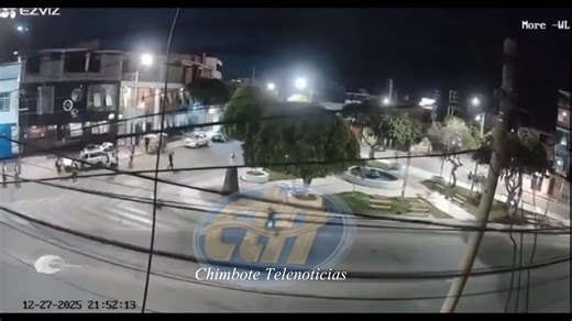 🇵🇪 #Sismo | 𝐋𝐮𝐜𝐞𝐬 𝐞𝐧 𝐞𝐥 𝐜𝐢𝐞𝐥𝐨 𝐝𝐞 𝐂𝐡𝐢𝐦𝐛𝐨𝐭𝐞 𝐝𝐮𝐫𝐚𝐧𝐭𝐞 𝐯𝐢𝐨𝐥𝐞𝐧𝐭𝐨 𝐬𝐢𝐬𝐦𝐨, 𝐚 𝐪𝐮𝐞 𝐬𝐞 𝐝𝐞𝐛𝐞? ✅ Las luces en el cielo durante un sismo, conocidas como Luces Sísmicas, se deben a la triboluminiscencia y la acumulación de cargas eléctricas en la corteza terrestre; la intensa fricción y presión de las rocas bajo tensión mecánica liberan estas cargas, generando electricidad que se descarga en el aire como destellos o “relámpagos” terrestres, similares a los