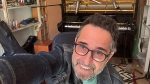 ESO QUE TU ME DISTE Conocí a Pau Donés, apenas llegar a España, allá por 1995, cuando los dos empezábamos. Nuestros primeros discos salieron juntos en el 96, por la misma discográfica, Virgin, así que nos tocó recorrer radios juntos y soportar lo que a todas luces era para los dos un fracaso de ventas. Estábamos felices igual. Habíamos dado muchas vueltas en la vida y hecho muchas cosas diferentes antes de conseguir -más bien tarde- vivir de lo que mas nos gustaba: hacer canciones y cantarlas po