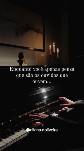 Sabia que ouvir música clássica pode fazer mais pelo teu cérebro do que simplesmente proporcionar relaxamento? A ciência revela que a música clássica está intimamente ligada ao conceito de neuroplasticidade, a capacidade do cérebro de se adaptar, criar novas conexões e até mesmo reestruturar-se ao longo da vida. Ao ouvir ou praticar música clássica, regiões cerebrais responsáveis pela memória, atenção e emoção são ativadas simultaneamente. Esse estímulo integrado ajuda a fortalecer conexões neur