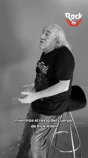 🎸✨ “Cuando la música es más fuerte que el miedo…” Rick Allen, batería de Def Leppard, sufrió un grave accidente en carretera el 31 de diciembre de 1984 en Inglaterra, donde perdió su brazo izquierdo tras salir despedido de su coche. Los médicos intentaron reimplantarlo, pero finalmente fue amputado por una infección. A pesar de que parecía el fin de su carrera, Rick no se rindió. Con el apoyo de su banda, Jeff Rich, por aquel entonces batería de Status Quo y la creación de un set de batería per