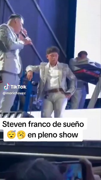 Steven Franco en pleno show con Orquesta La Bella Luz