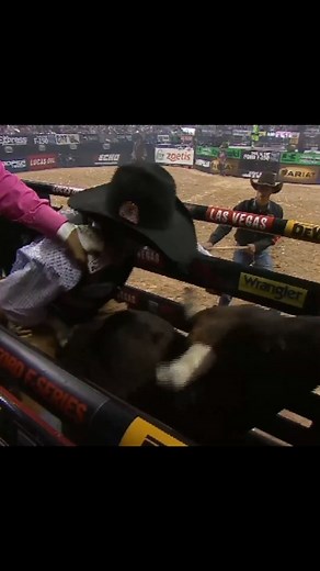 🇦🇺 Ben Jones rides Handsomen Jeff for 89.05 points #reels #agro #bullrider #bullriding #bulldogging #rodeio #rodeo #prca #prorodeio #sertanejo #vaquejada #horse #americanhatco #amazing #sitio #bruto #sportperformance #atleta #cautry #cawboy #men #sport #teamroping #texas #australian | Bull Riders