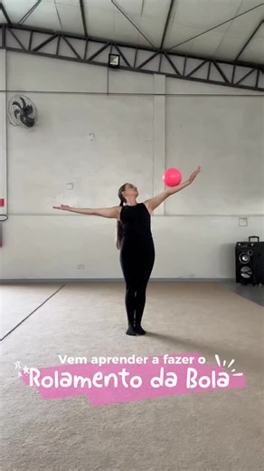 Giulia Gimenez | Ginástica Rítmica on Instagram: "Aprenda o rolamento da bola passo a passo!🟣 O rolamento é um dos manejos mais importantes na GR, mas pra sair bonito e bem executado, alguns detalhes fazem toda a diferença 👇 ✔️ Mantenha a palma da mão virada pra cima durante todo o percurso da bola. ✔️ Não levante demais o braço, isso faz a bola rolar muito rápido e descontrolar o movimento. ✔️ Deixe o peito aberto (estufado) pra criar espaço e deixar o rolamento fluido. Treine com calma, sent