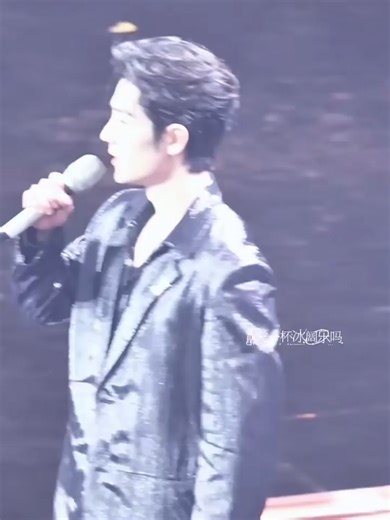 Xiao Zhan Honors Director Zheng Xiaolong at SMG Awards