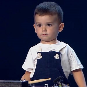 Hugo Molina, a sus dos añitos, se ha convertido en el concursante más joven de la historia de Got Talent España. Acompañado de su tambor, su talento y su verborrea han enamorado a todos 😍 http://bit.ly/2kpMqKG | Telecinco