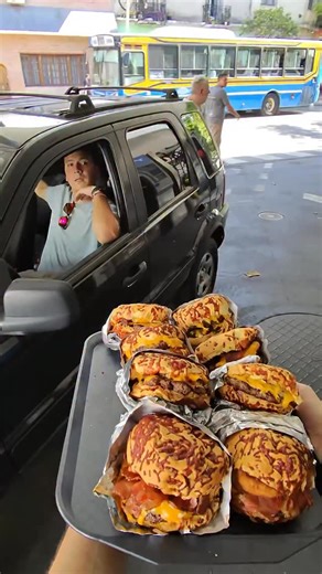 Morfy App 📲 - By @ClubDelBajon on Instagram: "Conocías Morfy? 🍔 Somos una app que te permite ahorrar a la hora de salir a comer. Tenemos descuentos en los mejores restaurantes, bodegones, heladerías y un montón de lugares por todo Buenos Aires🙌🏻 Descárgatela y empeza a disfrutar de todas nuestras promos📲"