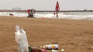 Agua azul, bandera negra