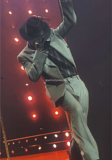 our lil salsa dancer 🕺🏻 lmao, he’s so cute bye #rauwalejandro #cosanuestratour #fypppp #fyppppppppppppppppppppppp