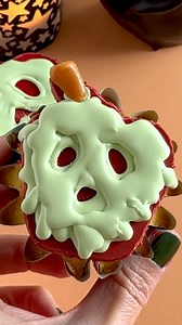 Poison apple cupcakes 🍎 Piping the face while filming was not easy😅. #poisonapple #snowwhite #disneymagic #cupcakes | Sophia Mya Cupcakes