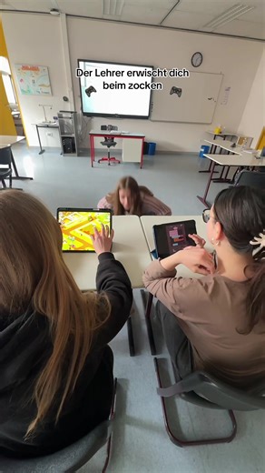 Der Lehrer erwischt dich beim Zocken in der Klasse