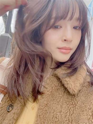 神部美咲 jimbu misaki on Instagram: "年内ラスト美容室🫧🧴 いつも通りお任せカラーと 急遽がっつりレイヤー入れて貰って 気分爆上がり♡✂︎ めっちゃ嬉しい☺️ @riholog1001 今年も1年ありがとうございました♡"