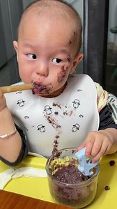 啊啊啊啊啊啊吼吼吼吼哈哈哈哈哈哈哈哈 #自主进食的后果 #自主进食的脏宝宝 #被辅食攻击了 #吃辅食的脏脏孩儿 #宝宝进食狼藉