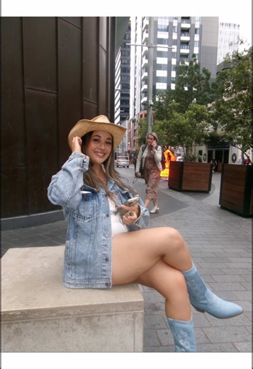 Chaos in my moment for life….. sorry what did I miss? #lukecombs #edsheeran