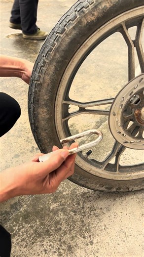 Others use the car lock, and I use a wrench! Have you ever seen this anti-theft method?