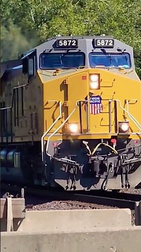 FRESH PAINTED C44ACM LEADS SOLO ON A MANIFEST! #trains #unionpacific #diesellocomotive