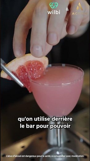 Devenir barman : études, missions, salaire…