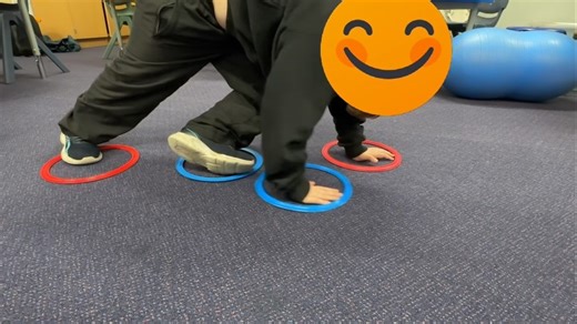 PLANK CROSS MATCH A challenge activity! Set up 4 coloured rings (matching colours diagonally opposite). Position hands and feet into the rings and hold a plank (or downward dog if a plank is too hard). Slowly move the matching rings under your body so that they touch. We are working on: 💪core strength 💪back strength 💪shoulder, elbow and wrist stability ✔️midline crossing ✔️reflex integration Don’t forget to breathe too! Whole body work out to help with regulation and strength! Let me know if 