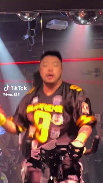 네모네모 스피닝과 최예나의 댄스